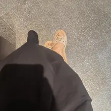喝杯咖啡也不忘臭美自拍一下