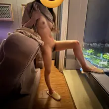 《足浴店包间全裸的小骚妻》