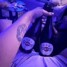来我家喝点吗 老公主人爹❤️ 喝甜甜的酒 做色色的事 在沙发上 在楼梯上 在桌子上 留下我们做过的痕迹
