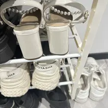 小美女刚回来现脱的小白鞋还热乎着 #扫楼 #射鞋