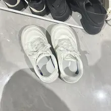 小美女刚回来现脱的小白鞋还热乎着 #扫楼 #射鞋