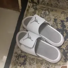 又发现一个极品，有喜欢拖鞋想打胶的主页联系我。味道有点酸 #扫楼 #打胶 #射鞋 #鞋底 #足交 #恋鞋