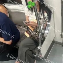 夏日库存中的极品，气质担当的都市丽人，这么完美的足弓可以说是百里挑一，加上标准的脚型优雅的动作，尤其是坐在旁边时还翘着脚，诱惑力拉满，各个角度一顿贴拍，看着就…