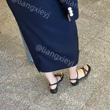 午休时间买咖啡的职业装靓女，配着黑色凉鞋，加上那桀骜不驯的眼神，显得高级且高冷，一整个都市丽人的即视感 （完整版继续在门槛群🚪更新，欢迎同好私信加入，性价比优…