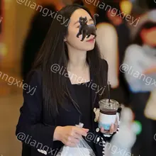 午休时间买咖啡的职业装靓女，配着黑色凉鞋，加上那桀骜不驯的眼神，显得高级且高冷，一整个都市丽人的即视感 （完整版继续在门槛群🚪更新，欢迎同好私信加入，性价比优…
