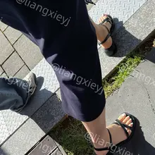 午休时间买咖啡的职业装靓女，配着黑色凉鞋，加上那桀骜不驯的眼神，显得高级且高冷，一整个都市丽人的即视感 （完整版继续在门槛群🚪更新，欢迎同好私信加入，性价比优…