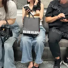一直挑鞋一直爽，妹子穿着人字拖，骚脚丫子很不老实，不是脱下来晾脚就是挑鞋，诱惑力十足 （完整视频图片在门槛群🚪更新，欢迎同好私信加入，性价比优） #街拍 #裸…