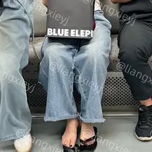 一直挑鞋一直爽，妹子穿着人字拖，骚脚丫子很不老实，不是脱下来晾脚就是挑鞋，诱惑力十足 （完整视频图片在门槛群🚪更新，欢迎同好私信加入，性价比优） #街拍 #裸…