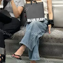 一直挑鞋一直爽，妹子穿着人字拖，骚脚丫子很不老实，不是脱下来晾脚就是挑鞋，诱惑力十足 （完整视频图片在门槛群🚪更新，欢迎同好私信加入，性价比优） #街拍 #裸…
