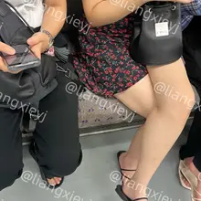 全角度记录高颜值凉鞋妹，脚趾修长性感，身材好，坐在那里翘着大长腿，脚趾也很不老实地挑动着，极品 （完整视频图片门槛群🚪内更新，欢迎同好私信加入，高频更新） #…