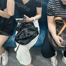 高颜值美脚小女友，脚趾性感好动，男友坐在对面都一直盯着脚丫子看，别提有多吸引人了，干干白嫩的素足，裸露到脚脖子恰到好处 （完整版继续在门槛群🚪更新，欢迎同好私…