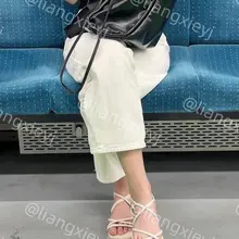高颜值美脚小女友，脚趾性感好动，男友坐在对面都一直盯着脚丫子看，别提有多吸引人了，干干白嫩的素足，裸露到脚脖子恰到好处 （完整版继续在门槛群🚪更新，欢迎同好私…