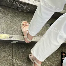 高颜值美脚小女友，脚趾性感好动，男友坐在对面都一直盯着脚丫子看，别提有多吸引人了，干干白嫩的素足，裸露到脚脖子恰到好处 （完整版继续在门槛群🚪更新，欢迎同好私…
