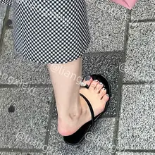 套趾小平底凉鞋，简约的性感，美女的脚趾也装饰的如此精致，太吸睛了 （门槛群🚪继续更新中，欢迎同好私信加入，多个系列足拍高频更新） #街拍 #裸足 #凉鞋 #玉…