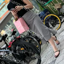 套趾小平底凉鞋，简约的性感，美女的脚趾也装饰的如此精致，太吸睛了 （门槛群🚪继续更新中，欢迎同好私信加入，多个系列足拍高频更新） #街拍 #裸足 #凉鞋 #玉…