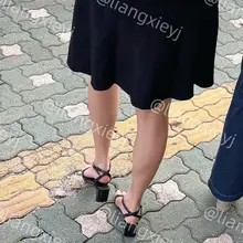泡菜妹是有多爱穿一字带凉鞋，今年黑色一字带的产量颇丰，随处可见，个个都是性感美脚 （完整版继续在门槛群🚪更新，欢迎同好私信加入，性价比优） #街拍 #凉鞋 #…
