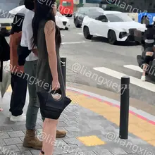 美女一双性感的大脚丫，踩着高跟凉鞋，身材高挑，绝对的气质流 （完整版继续在门槛群🚪更新，欢迎同好私信加入，性价比优） #街拍 #美脚 #凉鞋 #裸足 #脚趾…