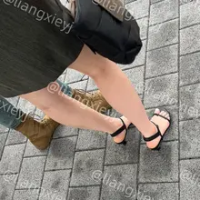 美女一双性感的大脚丫，踩着高跟凉鞋，身材高挑，绝对的气质流 （完整版继续在门槛群🚪更新，欢迎同好私信加入，性价比优） #街拍 #美脚 #凉鞋 #裸足 #脚趾…