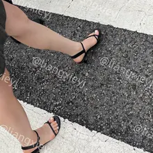 美女一双性感的大脚丫，踩着高跟凉鞋，身材高挑，绝对的气质流 （完整版继续在门槛群🚪更新，欢迎同好私信加入，性价比优） #街拍 #美脚 #凉鞋 #裸足 #脚趾…