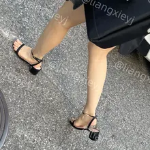 如果你问我一双完美的脚长什么样，我将会发出这组街拍，一双从脚趾到足弓脚底脚后跟、甲型皮肤都无可挑剔的极品脚，穿上性感的一字带，以及这漂亮的脸蛋，就很斩男 （完…