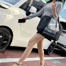 如果你问我一双完美的脚长什么样，我将会发出这组街拍，一双从脚趾到足弓脚底脚后跟、甲型皮肤都无可挑剔的极品脚，穿上性感的一字带，以及这漂亮的脸蛋，就很斩男 （完…