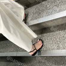 气质少妇，脚保养的是真好，白嫩有型，穿着一双性感的凉鞋，走起路来都显得自信满满 （门槛群🚪继续更新，欢迎同好私信加入，多个系列足拍性价比优） #街拍 #凉鞋…