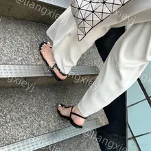 气质少妇，脚保养的是真好，白嫩有型，穿着一双性感的凉鞋，走起路来都显得自信满满 （门槛群🚪继续更新，欢迎同好私信加入，多个系列足拍性价比优） #街拍 #凉鞋…
