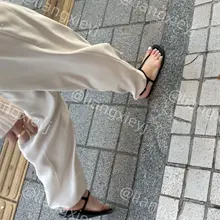 气质少妇，脚保养的是真好，白嫩有型，穿着一双性感的凉鞋，走起路来都显得自信满满 （门槛群🚪继续更新，欢迎同好私信加入，多个系列足拍性价比优） #街拍 #凉鞋…