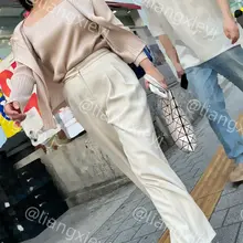 气质少妇，脚保养的是真好，白嫩有型，穿着一双性感的凉鞋，走起路来都显得自信满满 （门槛群🚪继续更新，欢迎同好私信加入，多个系列足拍性价比优） #街拍 #凉鞋…