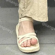 这是真正的极品嫩妹，皮肤白的发光，从头到脚每一寸肌肤都是水嫩，尤其一双略有青筋的玉足，显出一丝反差感，微微翘着脚趾真性感 （完整视频图片继续在门槛群🚪更新，欢…