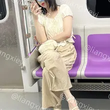 这是真正的极品嫩妹，皮肤白的发光，从头到脚每一寸肌肤都是水嫩，尤其一双略有青筋的玉足，显出一丝反差感，微微翘着脚趾真性感 （完整视频图片继续在门槛群🚪更新，欢…