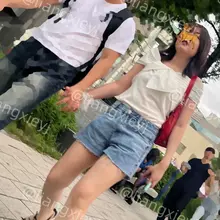 肉脚小女友，皮肤白里透红，脚丫子看着又软又嫩 #街拍 #玉足 #嫩脚 #美脚 #凉鞋 #裸足 #脚趾 #脚底 #足弓 #足控 #足控福利 #恋足
