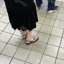气质少妇的职场系凉鞋穿搭，真性感 （完整视频图片门槛群🚪更新，欢迎同好私信加入，性价比优） #街拍 #凉鞋 #裸足 #美脚 #脚趾 #脚底 #足弓 #足控 #…