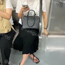 气质少妇的职场系凉鞋穿搭，真性感 （完整视频图片门槛群🚪更新，欢迎同好私信加入，性价比优） #街拍 #凉鞋 #裸足 #美脚 #脚趾 #脚底 #足弓 #足控 #…