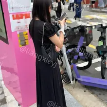 路边等着男友的黑色系穿搭小美女，平底凉鞋穿得很漂亮，白色美甲衬出脚丫的亮眼，又低调又性感 （完整版继续在门槛群🚪更新，欢迎同好私信加入，性价比优） #街拍 #…