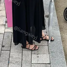 路边等着男友的黑色系穿搭小美女，平底凉鞋穿得很漂亮，白色美甲衬出脚丫的亮眼，又低调又性感 （完整版继续在门槛群🚪更新，欢迎同好私信加入，性价比优） #街拍 #…