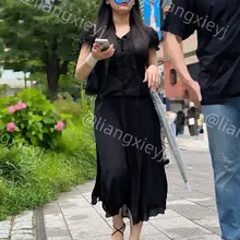 路边等着男友的黑色系穿搭小美女，平底凉鞋穿得很漂亮，白色美甲衬出脚丫的亮眼，又低调又性感 （完整版继续在门槛群🚪更新，欢迎同好私信加入，性价比优） #街拍 #…
