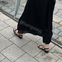 路边等着男友的黑色系穿搭小美女，平底凉鞋穿得很漂亮，白色美甲衬出脚丫的亮眼，又低调又性感 （完整版继续在门槛群🚪更新，欢迎同好私信加入，性价比优） #街拍 #…
