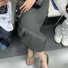 表情高傲的人字拖美女，脸也精致，脚也好看 #街拍脚 #裸足 #美脚 #人字拖 #脚趾 #足弓 #脚底 #足控 #足控福利 #恋足