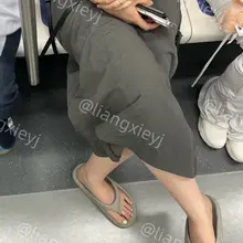 表情高傲的人字拖美女，脸也精致，脚也好看 #街拍脚 #裸足 #美脚 #人字拖 #脚趾 #足弓 #脚底 #足控 #足控福利 #恋足
