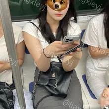 表情高傲的人字拖美女，脸也精致，脚也好看 #街拍脚 #裸足 #美脚 #人字拖 #脚趾 #足弓 #脚底 #足控 #足控福利 #恋足