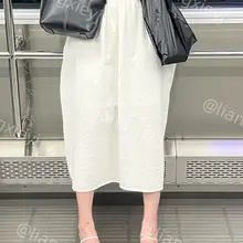 地铁气质美女，皮肤白里透红，脚丫漂亮，整个人都在发光，站在美女的对面就如同在品尝一道美食一般 （完整版继续在门槛群🚪更新，欢迎同好私信加入，性价比优） #街拍…