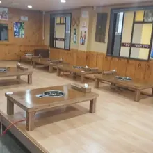 그런데 요즘 보니... 좌식 식당이 없네... 알고보니 지자체에서 좌식식당하면 지원금을 준다고함.. 신발벗고하면 편안한것도 있는데 저 같이 발…