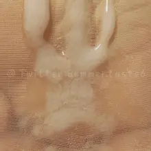 开会无聊，拍丝袜脚发给徒弟……徒弟看了后就忍不住了，到小会议室后又是抚摸又是闻又是舔的，用丝袜脚摩擦挑逗他的裤裆，丝袜脚摩擦没多会儿就喷射我脚上了~