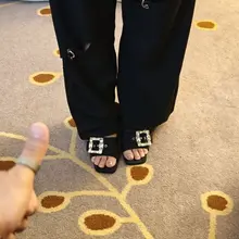 要求足交容易，但要求讓我玩一下你的涼拖還是不太好開口的，只能趁她去洗腳的空檔弄兩下。 It's easy to ask for a footjob, but…