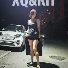 遛弯时老婆想表演个撩裙杀，结果刚撩到这对面就有辆车驶来。不过遛了这一圈，露出路线已经选好了