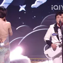 Mrmiss来乐夏就是一场表演大秀，杜凯就像是一个绿帽奴，妻子刘恋就像是个露出狂，在一群陌生人面前搔首弄姿，享受着大家的目光，杜凯在一旁暗爽……