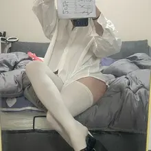 昆明或者成都有没有可以夫妻情侣交换的啊，或者特别优秀的单男，老婆举牌认证，顺便投稿给@lvmaoqiang 有没有其他绿帽博主也顺便投个稿，私聊我谢谢