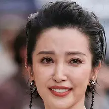 没记错的话李冰冰得有五十多了吧，按道理这不像个一线女明星的状态呀