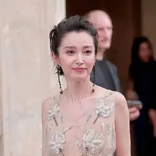 没记错的话李冰冰得有五十多了吧，按道理这不像个一线女明星的状态呀